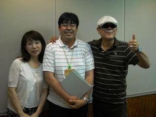 広瀬隆さん(右)と。三重県広聴広報室の伊藤さんとセンター職員